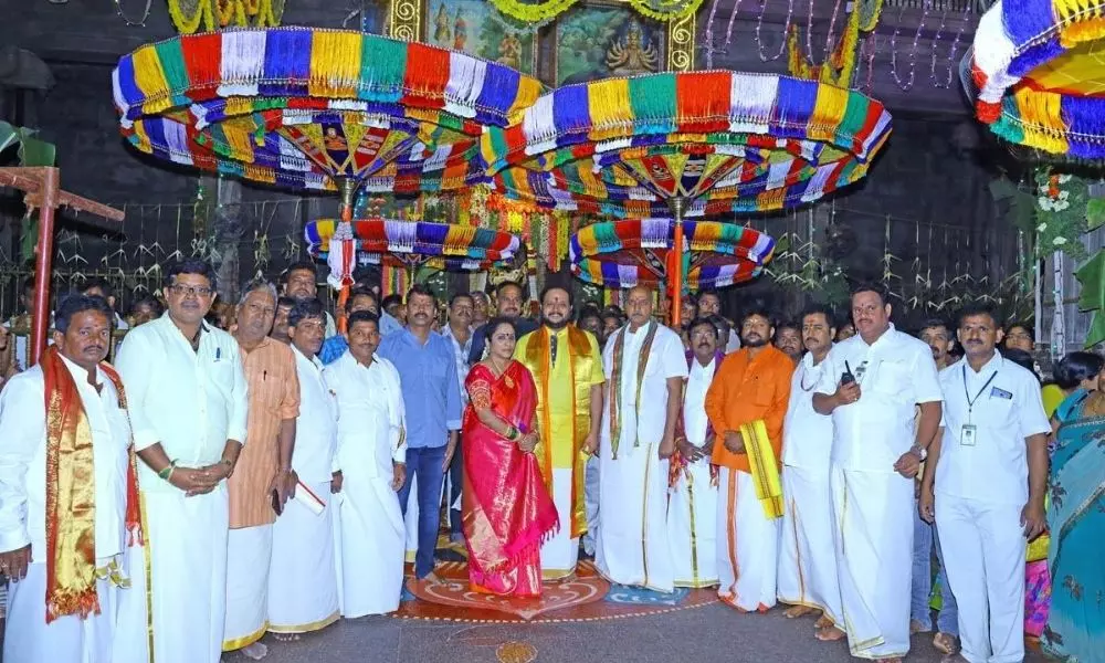 గ్రామోత్సవములకు గొడుగులు వితరణ గ్రామోత్సవములకు గొడుగులు వితరణ