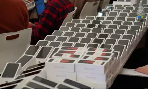 Coronavirus: ఉచితంగా 2 వేల ఐఫోన్ల పంపిణి