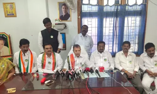 వైసీపీ కేంద్రంలోని బీజేపీ వద్ద మొకరిల్లింది