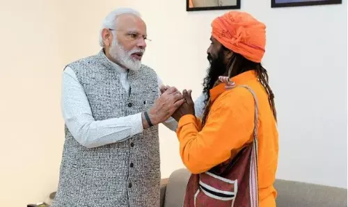 కుమార్తె పెళ్లికి ఆహ్వానించిన రిక్షా పుల్లర్‌ ప్రధాని మోదీతో భేటీ