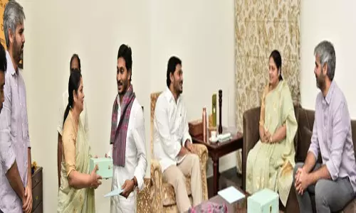 సీఎం వైఎస్ జగన్ను కలిసిన జయసుధ సీఎం వైఎస్ జగన్ను కలిసిన జయసుధ