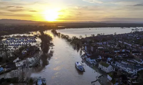 Storm Dennis: యూకేను అతలాకుతలం చేసిన శీతాకాల తుఫాను..
