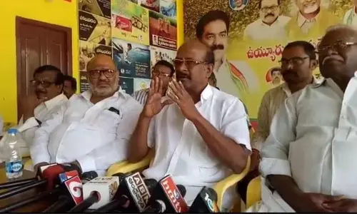 Penamaluru: సచివాలయ ఉద్యోగులపై ఎమ్మెల్సీ ఆగ్రహం