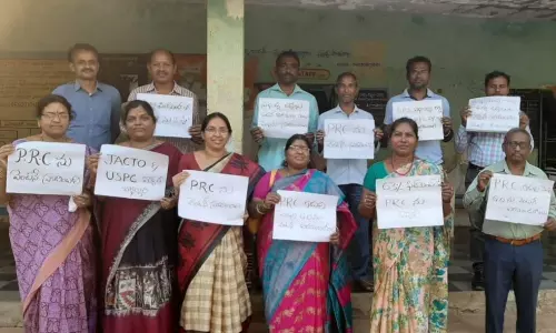 తాండూర్ లో పీఆర్సీ అమలు చేయాలని ఉద్యోగుల ఆందోళన