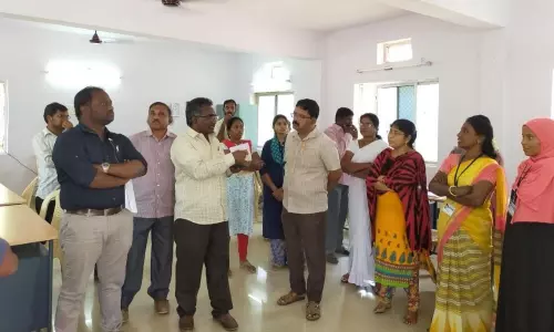 Kandukuru: సచివాలయాల ఆకస్మిక తనిఖీ