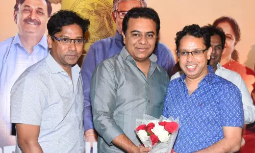 ప్రెషర్ కుక్కర్ మూవీని వీక్షించిన మంత్రి కేటీఆర్ ప్రెషర్ కుక్కర్ మూవీని వీక్షించిన మంత్రి కేటీఆర్