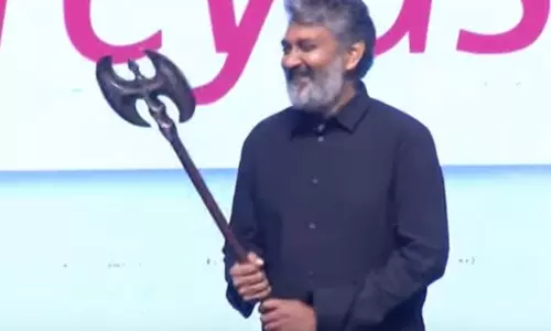 రాజమౌళిపై కేసులు పెట్టిన హీరోల అభిమానులు !