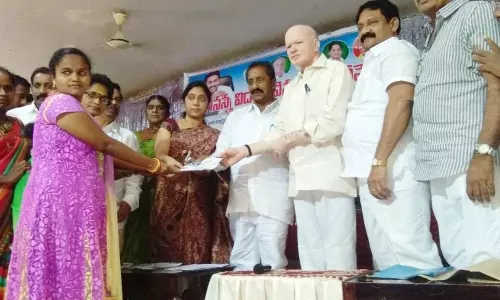 Mandapeta: చదువుకు పేదరికం అడ్డుకాకూడదు: మంత్రి బోసు