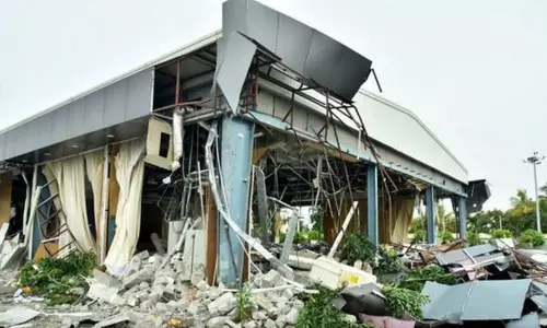 YS Jagan: ఆంధ్రప్రదేశ్ ప్రభుత్వ కీలక నిర్ణయం..ప్రజావేదిక పరికరాల వేలం!