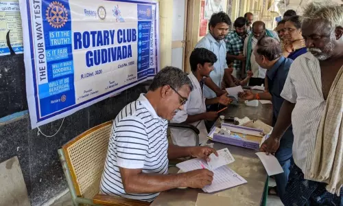 Gudivada: రోటరీ క్లబ్ ఆధ్వర్యంలో ఉచిత వైద్య శిబిరం