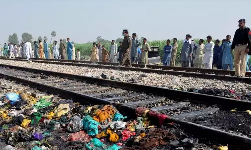 Breaking news : పాకిస్థాన్ లో ఘోర ప్రమాదం.. రైలు, బస్సు ఢీ..