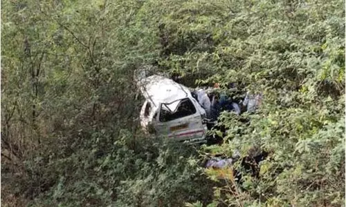 గుంటూరు జిల్లాలో ఘోర రోడ్డు ప్రమాదం.. గుంటూరు జిల్లాలో ఘోర రోడ్డు ప్రమాదం..