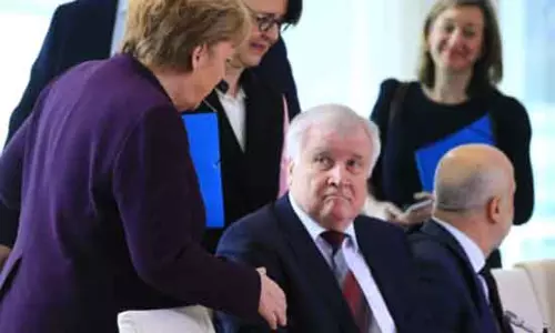 షేక్‌హ్యాండా? బాబోయ్‌ వద్దు..  జర్మనీ ఛాన్స్‌లర్‌కి కరోనా ఎఫెక్ట్‌