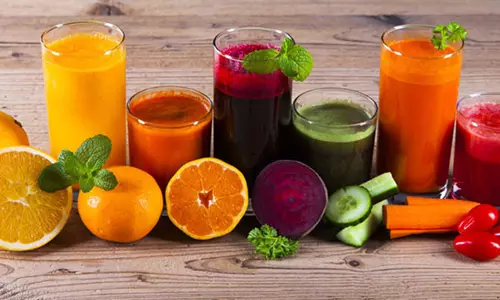 చర్మం నిగనిగలాడాలంటే ఈ పండ్ల రసాలు తాగాలి