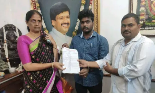 Achampet: విద్యా శాఖ మంత్రిని కలిసిన అధ్యాపకుల సంఘం