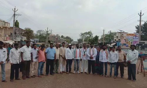 ఏటూరునాగారంలో కాంగ్రెస్ ఆధ్వర్యంలో ధర్నా, రాస్తారోకో