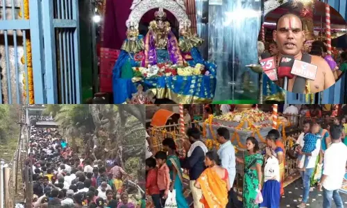 ఉపమాక వెంకటేశ్వరుని కళ్యాణం సందర్భంగా స్వామి వారిని దర్శించుకుంటున్న భక్తులు