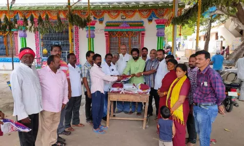 నూకాలమ్మ మాలాధారణ భక్తులకు ఉచితంగా వస్త్రాల పంపిణీ