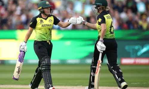 ICC T20 World Cup : ధాటిగా ఆడుతున్న ఆసీస్ ఓపెనర్లు.. 10 ఓవర్లలోనే భారీ స్కోరు