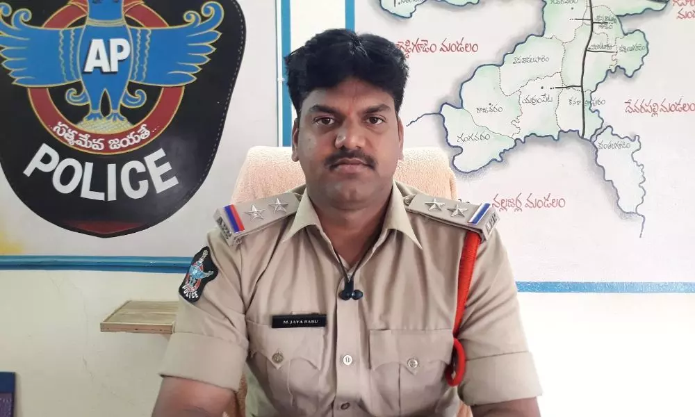 Koyyalgudem: ఎన్నికల్లో మద్యం డబ్బులు పంపిణీ చేస్తే కఠిన చర్యలు Koyyalgudem: ఎన్నికల్లో మద్యం డబ్బులు పంపిణీ చేస్తే కఠిన చర్యలు