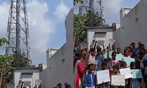 Bheemunipatnam: సెల్ టవర్ తొలగించాలని స్థానికులు ఆందోళన