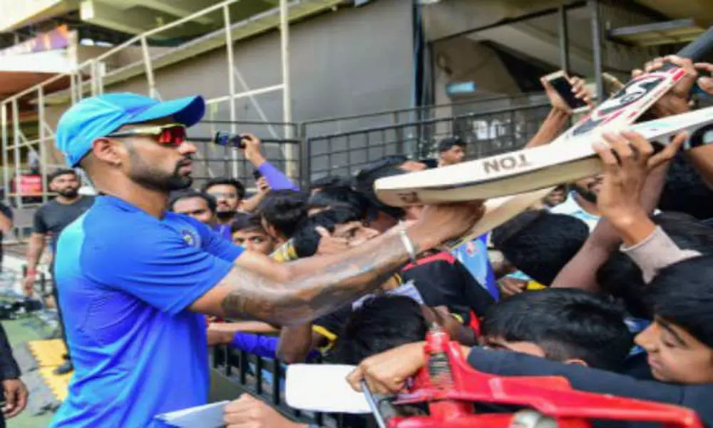 కరోనా ఎఫెక్ట్ : సెల్ఫీలు వద్దు.. రూల్స్ ఫాలో అవ్వండి కరోనా ఎఫెక్ట్ : సెల్ఫీలు వద్దు.. రూల్స్ ఫాలో అవ్వండి