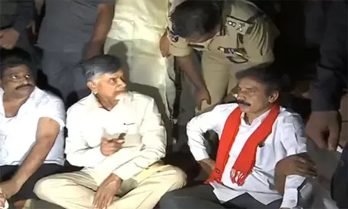 చంద్రబాబు పాదయాత్ర.. డీజీపీ ఆఫీస్‌ ముందు బైఠాయింపు