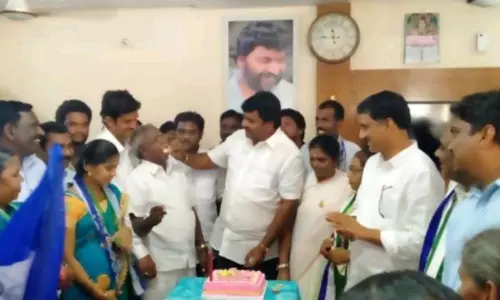 Mummidivaram: ఘనంగా వైయస్సార్ సీపీ పార్టీ పదో ఆవిర్భావ దినోత్సవం