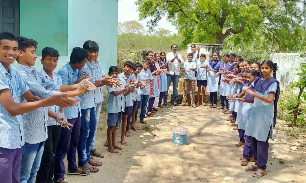 Madhira: కరోనా వ్యాధిపై విద్యార్థులకు అవగాహన Madhira: కరోనా వ్యాధిపై విద్యార్థులకు అవగాహన