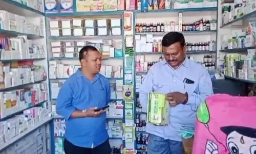 Mahabubabad: మెడికల్ షాపుల్లో రెవెన్యూ అధికారుల తనిఖీలు