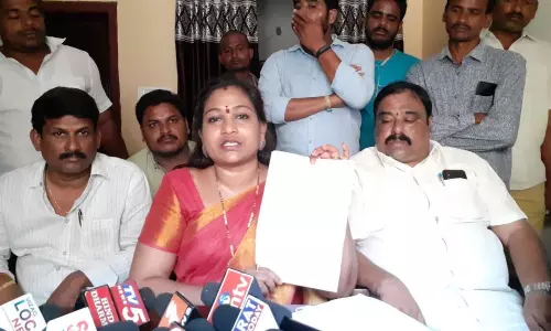 వైసీపీ నాయకులు బెదిరింపులకు దిగుతున్నారు: వంగలపూడి అనిత