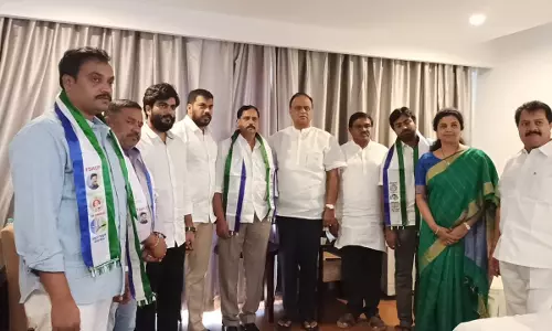 కర్నూల్ జిల్లాలో టీడీపీకి షాక్.. వైసీపీలో చేరిన మాజీ ఎమ్మెల్యే