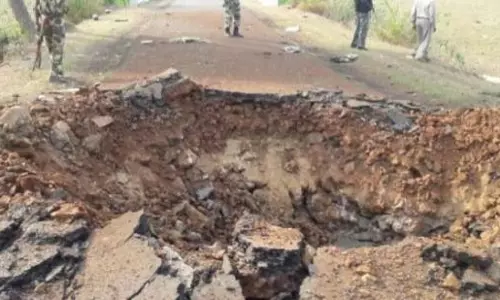 మందుపాతర పేల్చిన మావోలు.. ఇద్దరు జవాన్ల మృతి