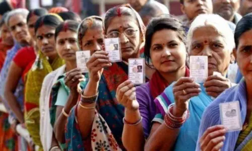 Sangam:ఎన్నికల సామగ్రిని భద్రపరిచిన సిబ్బంది Sangam:ఎన్నికల సామగ్రిని భద్రపరిచిన సిబ్బంది