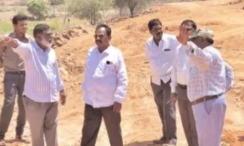 Gandlapenta: హౌసింగ్ కాలనీ స్థలాలను పరిశీలించిన అధికారులు Gandlapenta: హౌసింగ్ కాలనీ స్థలాలను పరిశీలించిన అధికారులు