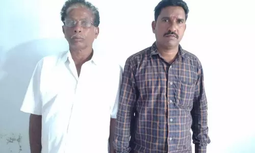 Nakkapalle: అడ్డంగా బుక్కయిన డొంకాడ పంచాయితీ సెక్రటరీ Nakkapalle: అడ్డంగా బుక్కయిన డొంకాడ పంచాయితీ సెక్రటరీ