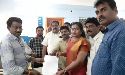 ఈఓఆర్డీ,సెక్రటరీలపై రిటర్నింగ్ అధికారి కి అనిత ఫిర్యాదు ఈఓఆర్డీ,సెక్రటరీలపై రిటర్నింగ్ అధికారి కి అనిత ఫిర్యాదు