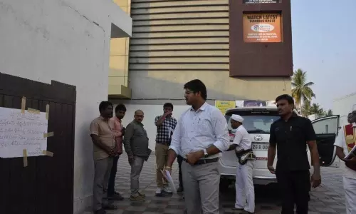 Kesamudram: సినిమా థియేటర్లను, ఫంక్షన్ హాల్ లను ఆకస్మికంగా సందర్శించిన కలెక్టర్ వి.పి గౌతమ్