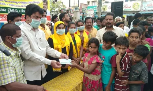 Vijayawada: కరోనా వైరస్ పై అవగాహన మాస్క్ లు పంపిణీ Vijayawada: కరోనా వైరస్ పై అవగాహన మాస్క్ లు పంపిణీ