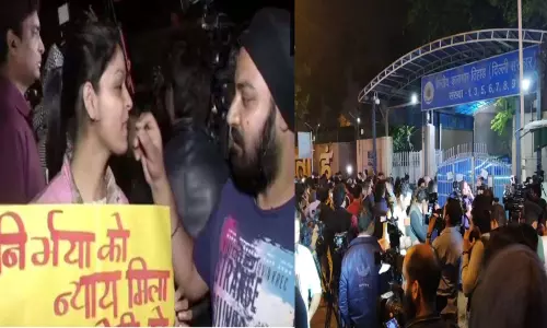 Nirbhaya Case : జైలు బయట స్వీట్లు పంచుకున్న ప్రజలు.. అంతకుముందు జరిగిందిదే..