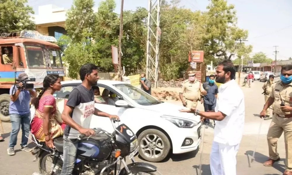 లాఠీ పట్టిన తెలంగాణ మంత్రి... లాఠీ పట్టిన తెలంగాణ మంత్రి...