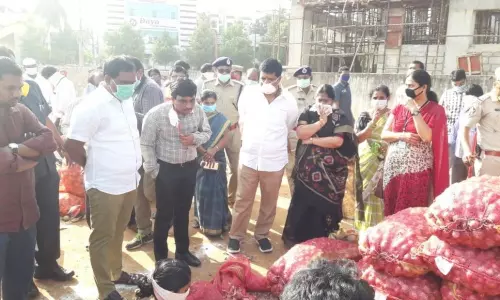 Visakhapatnam: రైతు బజారులో పర్యటించిన అవంతి శ్రీనివాస్