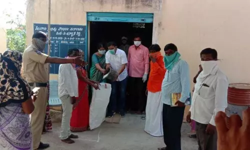 Varni: తెల్ల కార్డు దారులకు సరకుల పంపిణీ