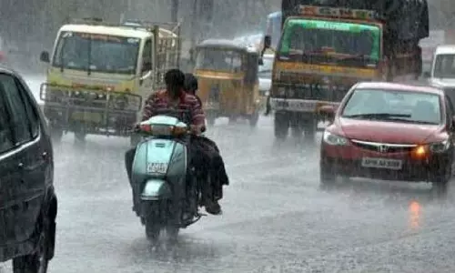 హైదరాబాదులో ఒక్కసారిగా మారిన వాతావరణం.. భారీ వర్ష సూచన హైదరాబాదులో ఒక్కసారిగా మారిన వాతావరణం.. భారీ వర్ష సూచన