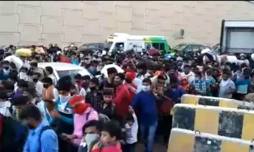 ఢిల్లీ-యుపి సరిహద్దులో భారీగా లాక్ అయిన కార్మికులు