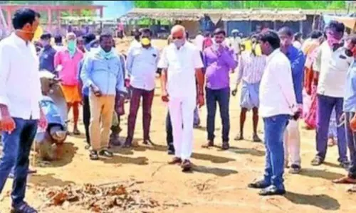 Gajuwaka: సామాజిక దూరం పాటించేలా చూడండి