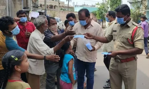 Visakhapatnam: గాజువాకలో మాస్కులు పంపిణీ