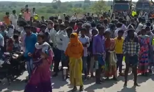 Tripuranthakam: జిల్లా సరిహద్దు వద్ద వలస కూలీల అందోళన