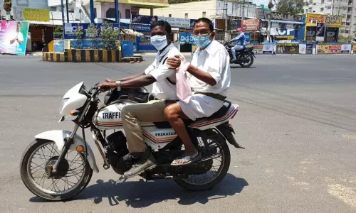 Ongole: వృద్దుడిని గమ్యస్థానానికి చేసిన ట్రాఫిక్ పోలీసు