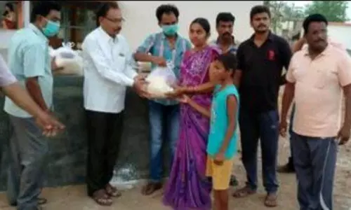 Yellamanchili: పేదలకు నిత్యావసర సరుకులు విరాళం